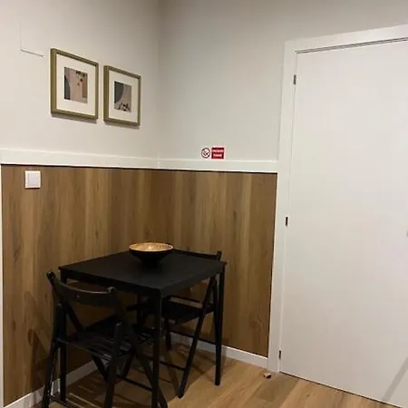 And Renewed 1 Bedroom At Campolide شقة *