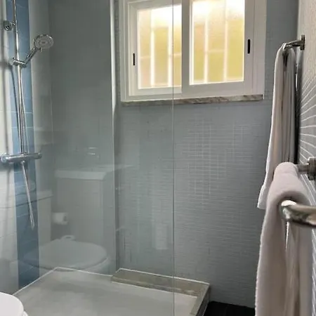 And Renewed 1 Bedroom At Campolide شقة *